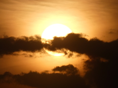 雲被る荒川の夕日