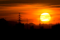 千住新橋から武甲山右の二子山の夕日