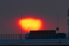 荒川土手の高速道路の雲の中へ消える夕日