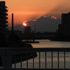 隅田川尾竹橋の先の雲に落ちる夕日