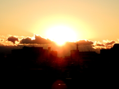 ’23.01.05新年の丹沢山系にすっぽりかぶった雲上の日の入り