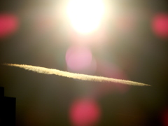 夕日の下の飛行機雲