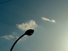 西新井橋の街路灯の夕方の微彩雲