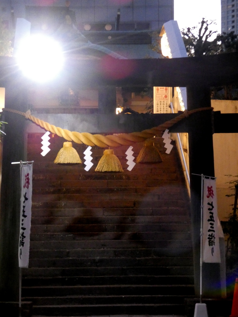 明かりの燈った高輪神社