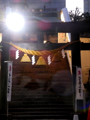 明かりの燈った高輪神社