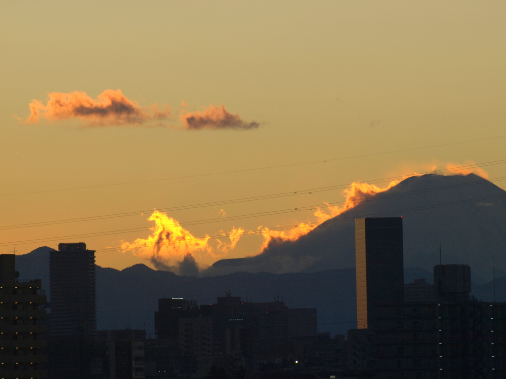 富士山の山頂から左裾野に下る夕焼け雲のシルエット