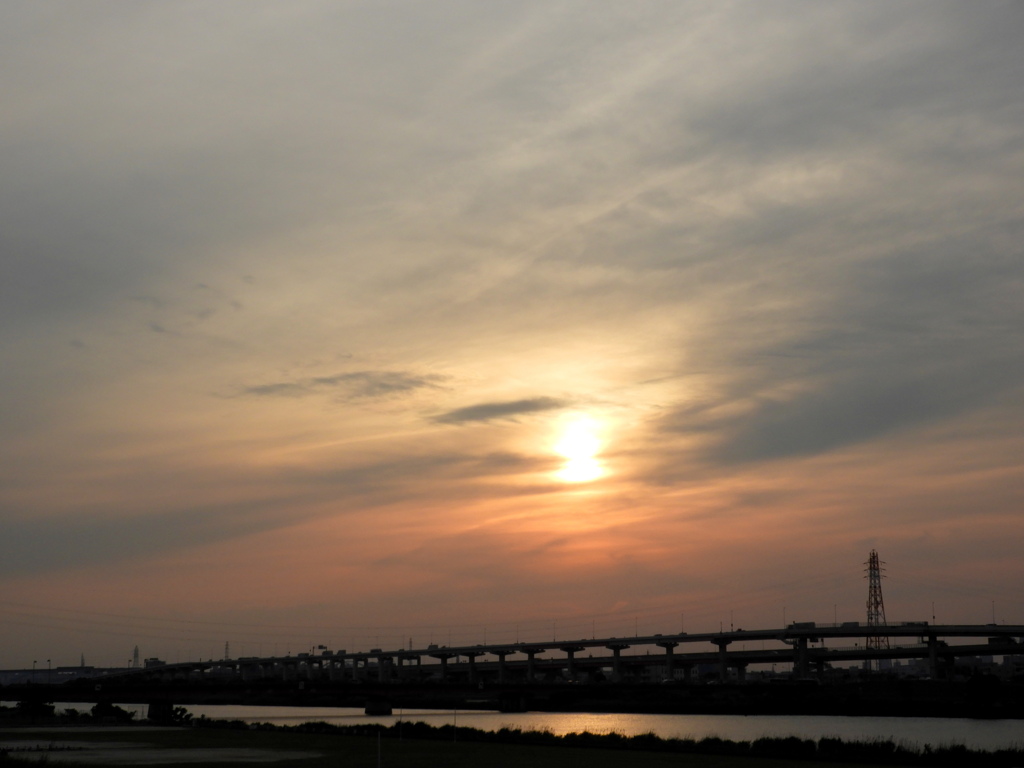 梅雨前の荒川の夕空