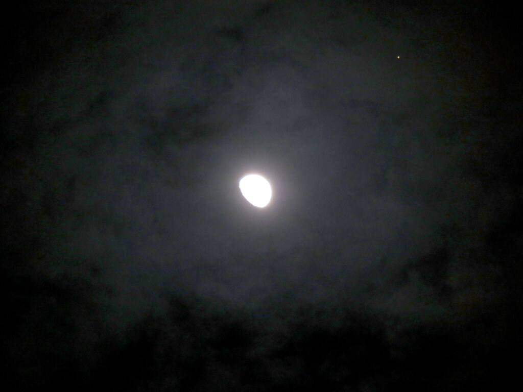 雲被る齢9.3の月と右上の火星の会合
