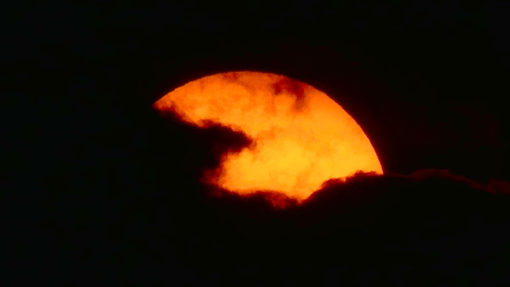 今日も雲間に