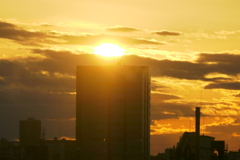 西新井橋から遠くのタワービルの上の雲上の夕日