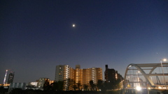 月のある隅田川夜景