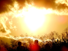 雲間から荒川土手の落ちる大きな黄金の夕日