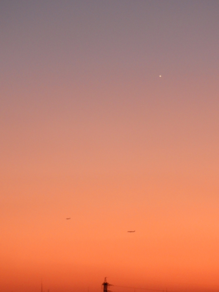 荒川土手から夕空に宵の明星