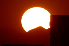 ビルの直ぐ横の夕日