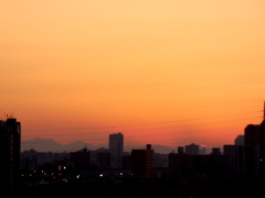 千住新橋から左の三つ峠山～右の景信山の夕景
