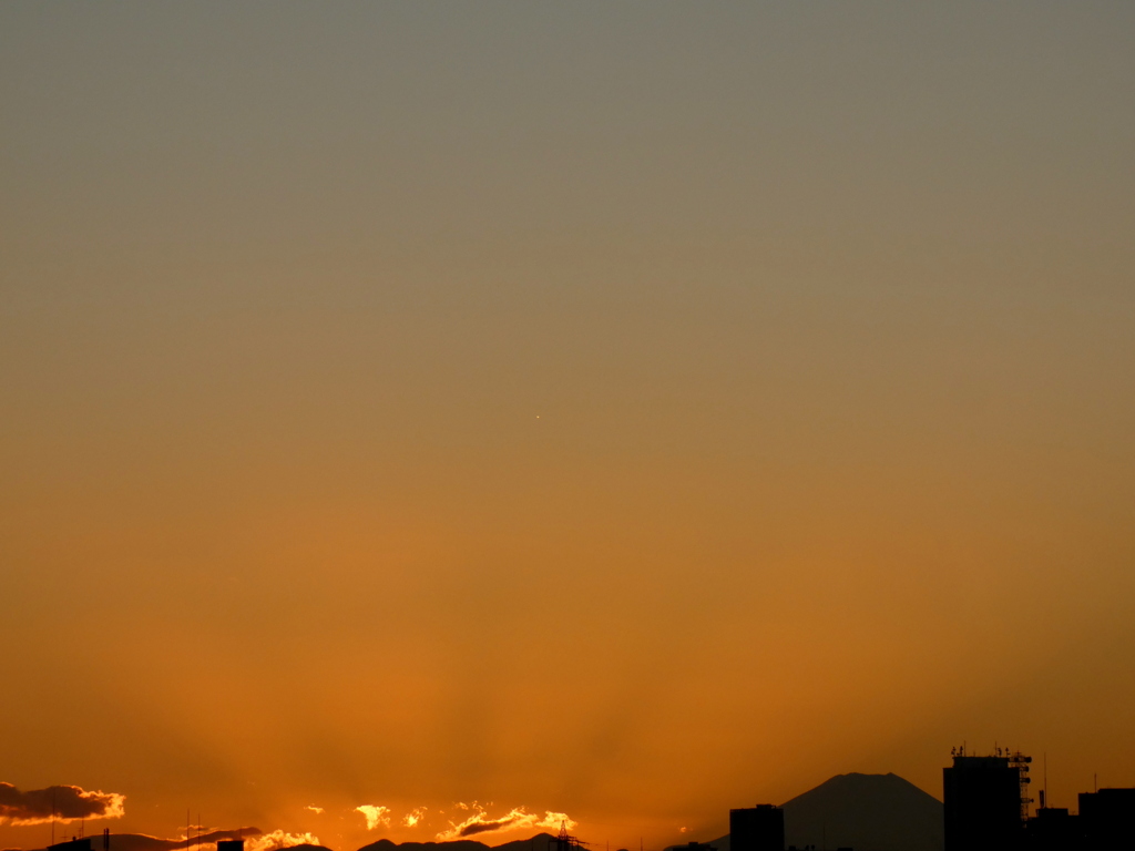 落日後の丹沢山系からの黒い薄明放射