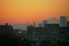 夕暮れの’２３新春の丹沢山系の山と富士山