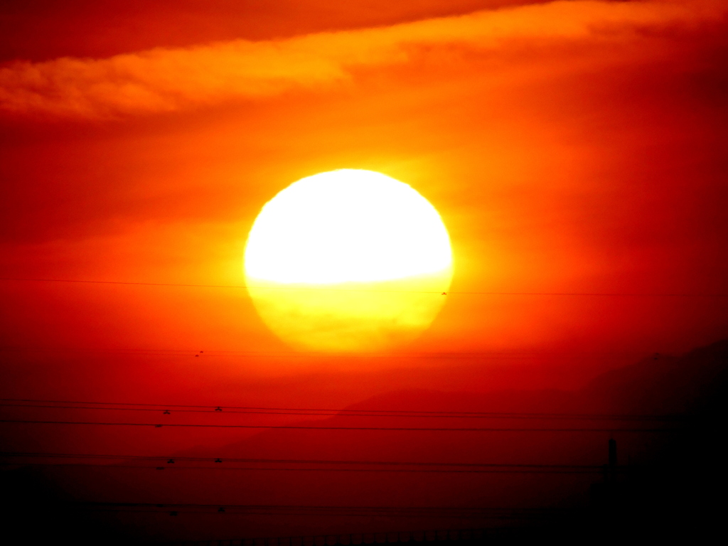 荒川上流の雲取山の雲被る黄金色の夕日