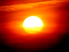 荒川上流の雲取山の雲被る黄金色の夕日