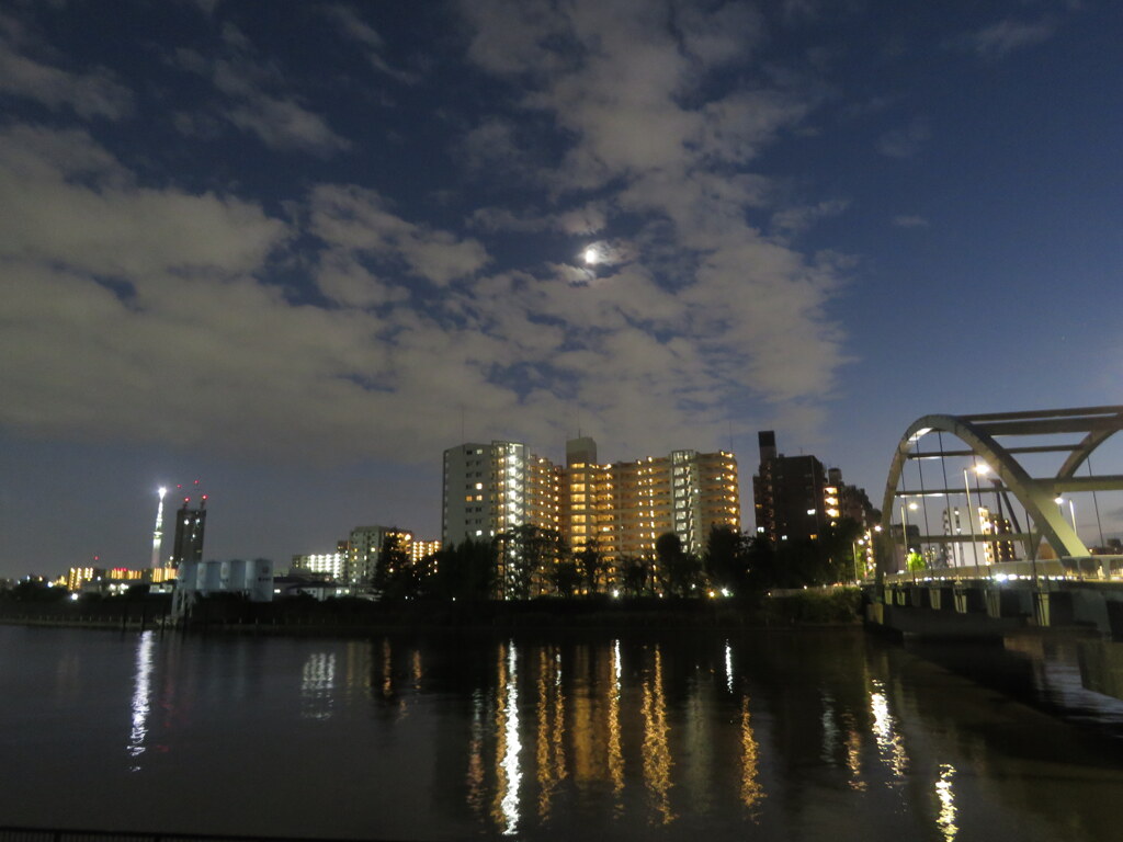 隅田川の夜景橋と月と