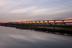 荒川の高速高架の夕焼け