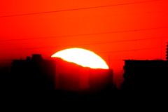 景信山の裾野に落ちる夕日