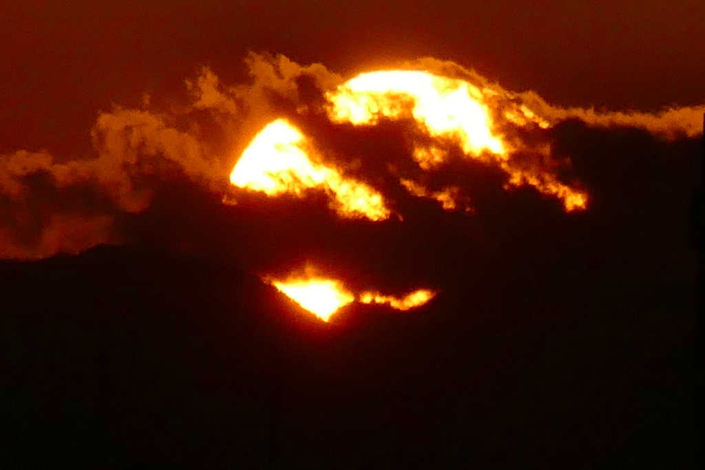 丹沢山の雲被る夕日