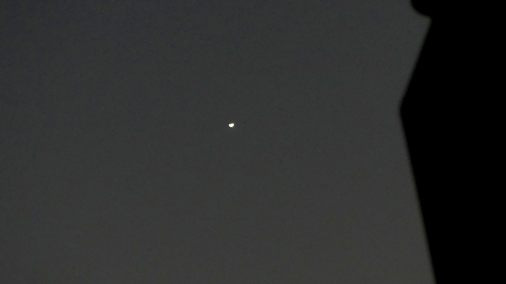 ビルの横の留の半月型の金星
