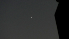 ビルの横の留の半月型の金星