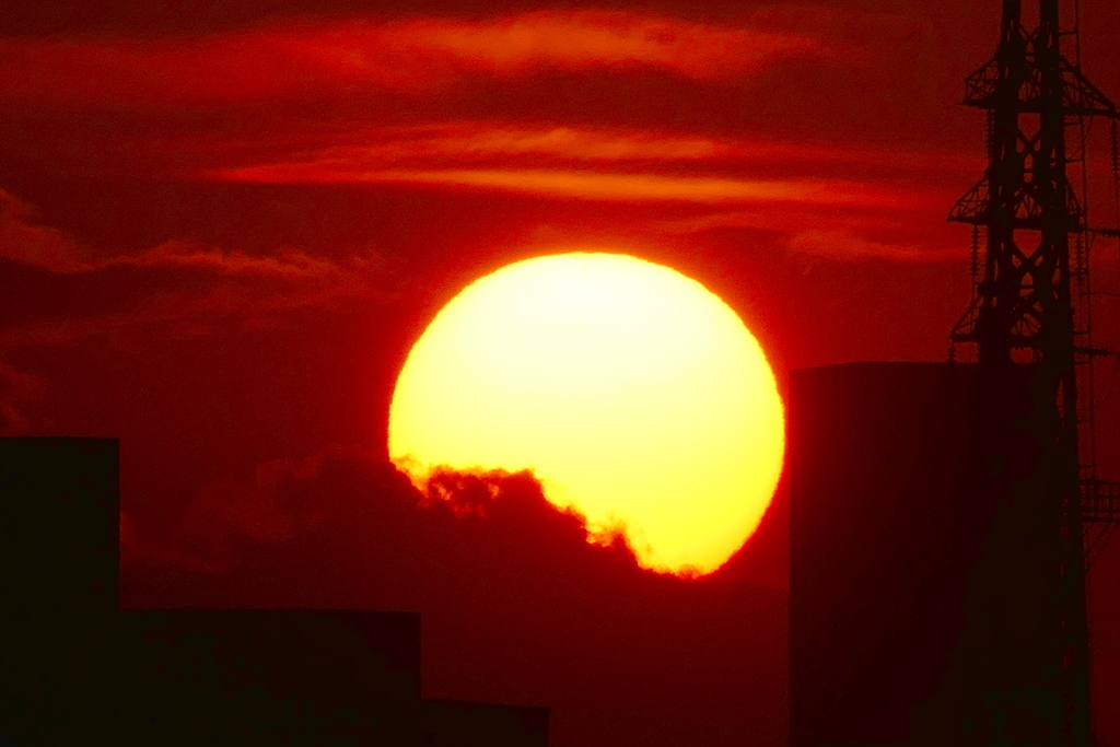 大室山を覆う雲の中に入る夕日