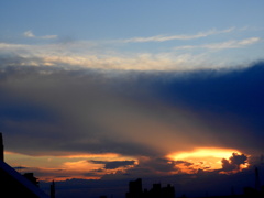 尾竹橋から夕日光を放射する夕日