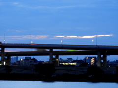 荒川の高速道路の夕景