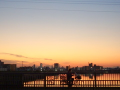 西新井橋から日が落ちた荒川の富士山が見える夕景