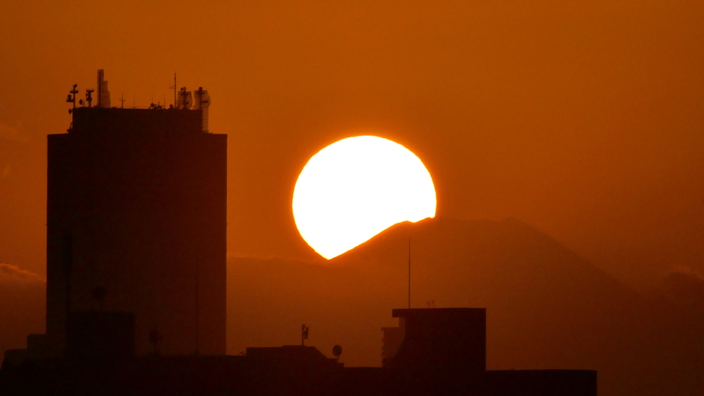 富士山頂左の夕日
