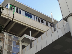 見上げる日暮里駅始発の舎人ライナー