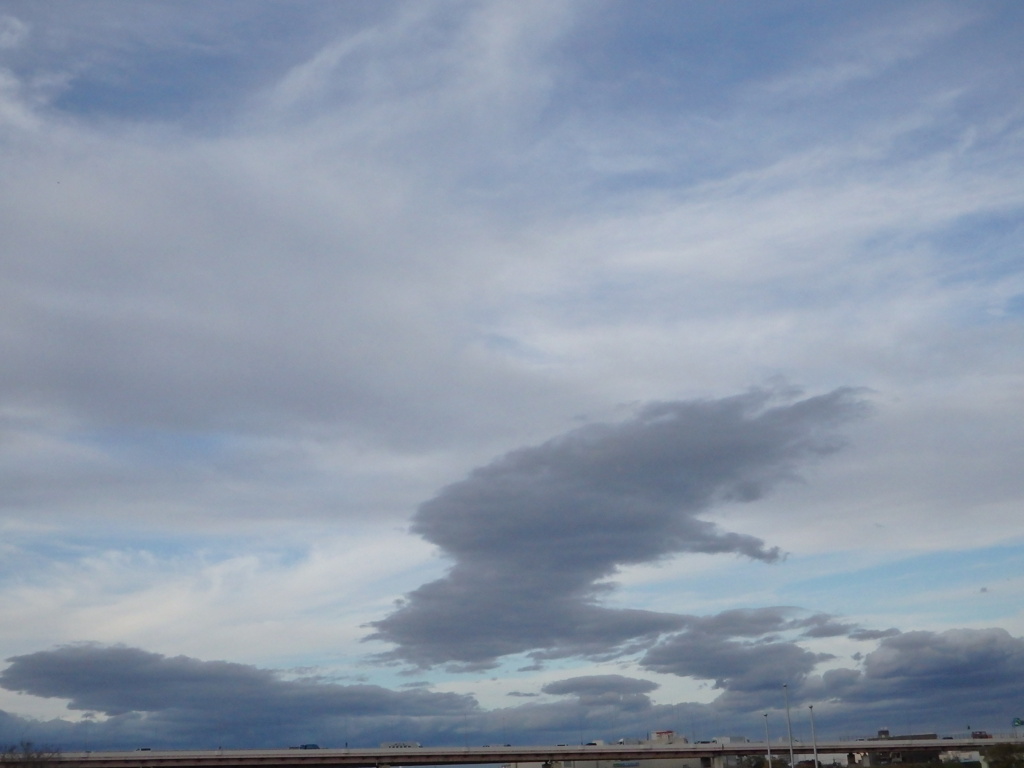 荒川の高速高架上の黒雲