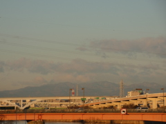 ’22新春の荒川土手から西新井橋上の雲取山～大平山の朝焼け
