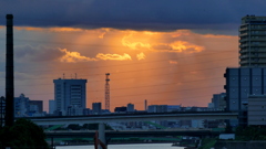 隅田川の黒雲からオレンジ色のシャワー