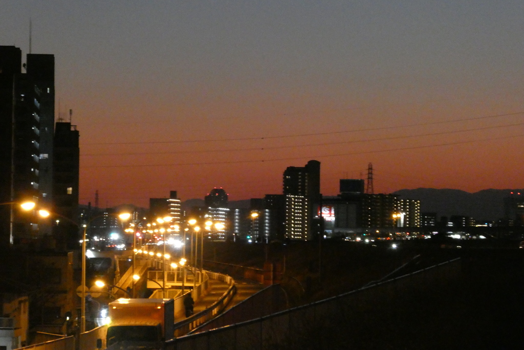 4K連写一枚の荒川土手下通りの夕景