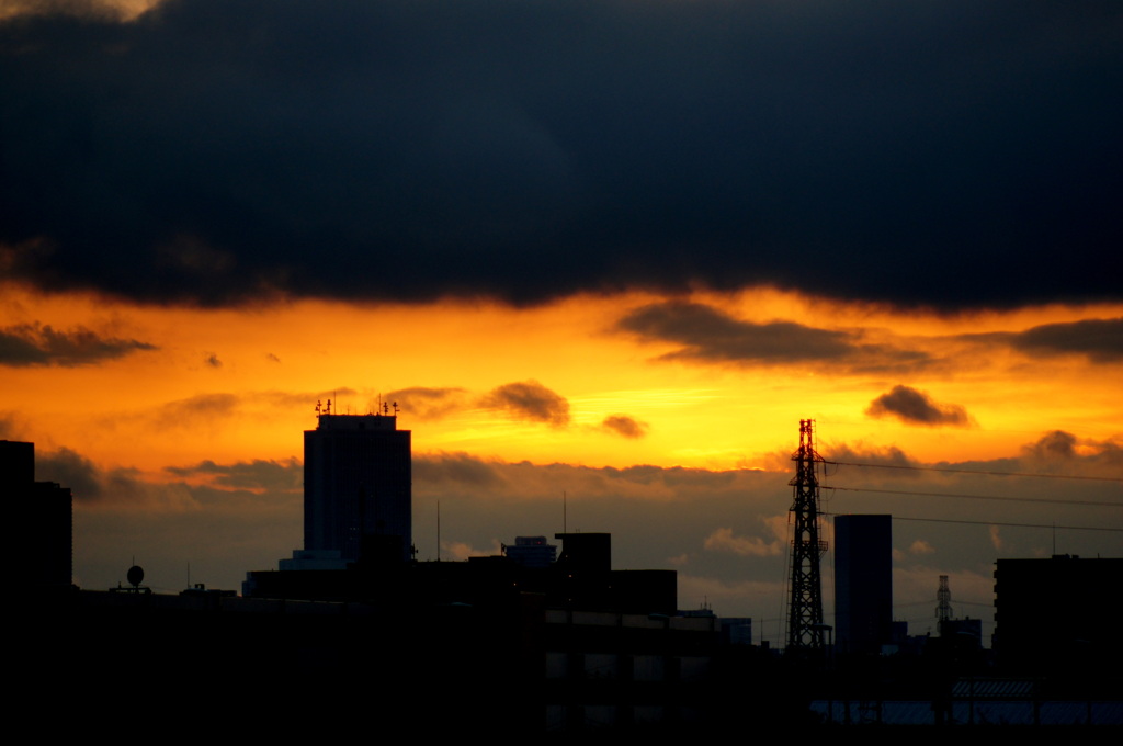 雲でサンドされた夕焼けの風景