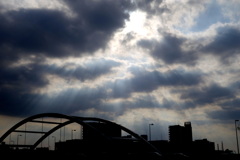 尾竹橋上と放射状の天使のはしご