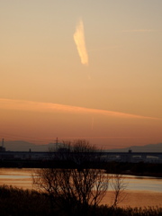 荒川の舎人ライナー高架上の秩父山系の上の細雲