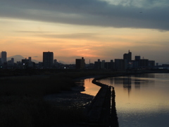 富士のある荒川のワンドの特別な夕焼け