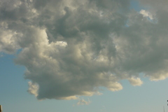 尾竹橋上の夕方雨上がりの大きな黒雲