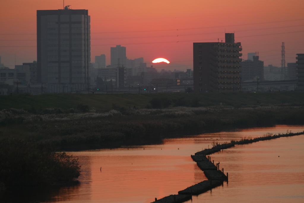 荒川西新井橋から菜畑山辺りに沈む夕日