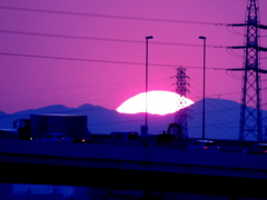 千住新橋から南小太郎山と丸山の間の谷に沈む夕日