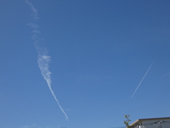 江北の上空とジェット雲２条