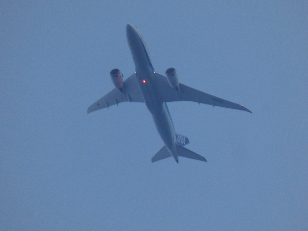 橋上の雲間から見える飛行機の旋回