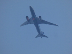 橋上の雲間から見える飛行機の旋回