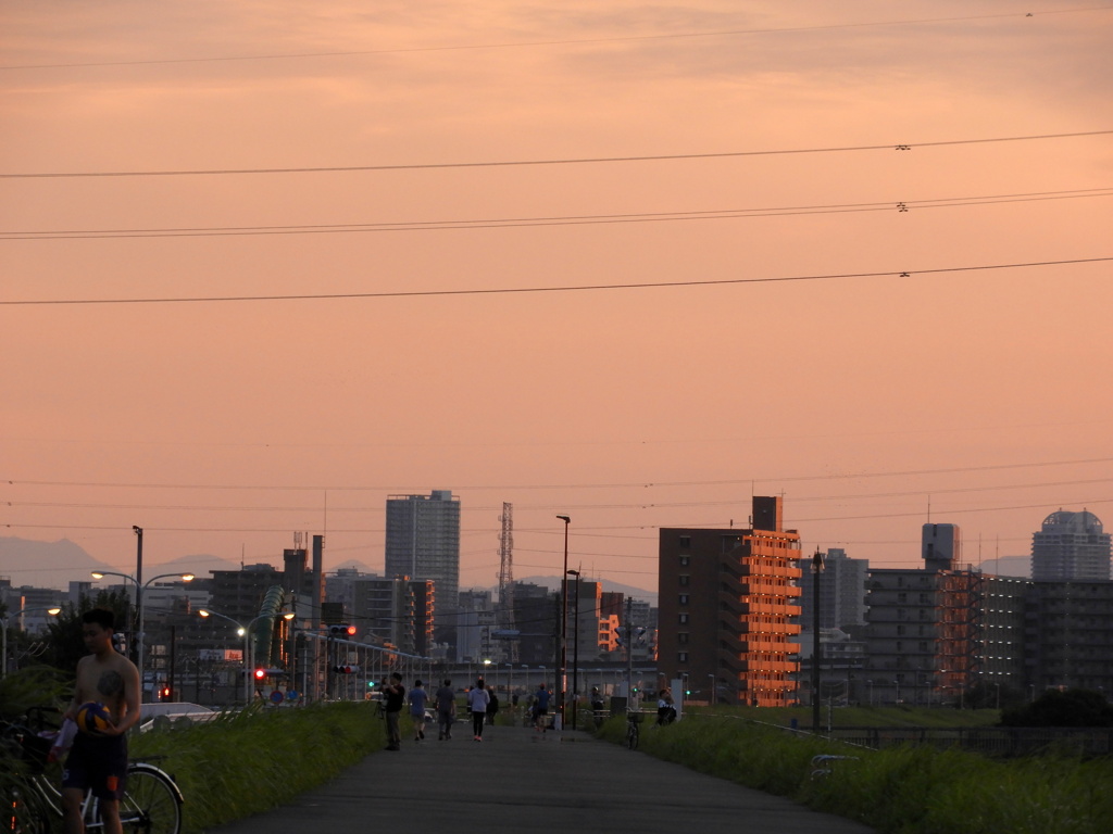 荒川土手の三つ峠山の見える夕焼け